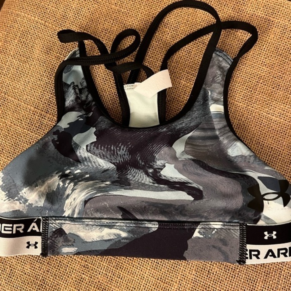 Girls under Armour sports bra. Size youth small.